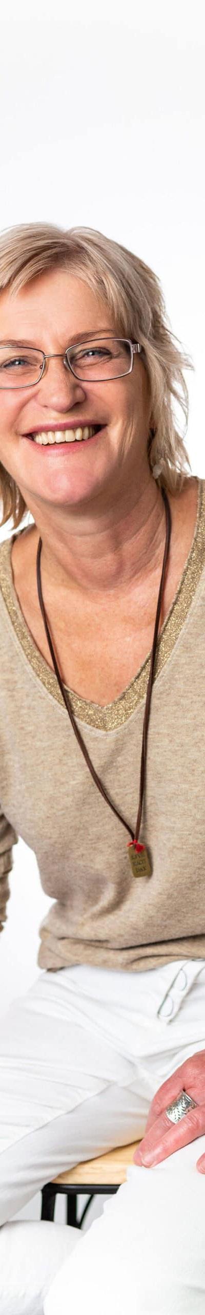 p_beige.jpg — press and media photo featuring Rosemarie Pletzer